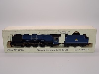 Lot 356 - OO GAUGE MODEL RAILWAYS: A HORNBY R2386...