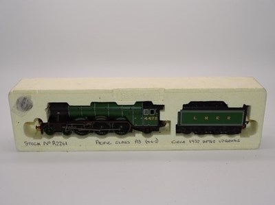 Lot 358 - OO GAUGE MODEL RAILWAYS: A HORNBY R2261 A3...