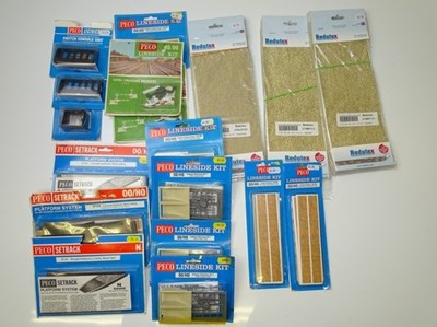 Lot 372 - OO GAUGE MODEL RAILWAYS: A quantity of...