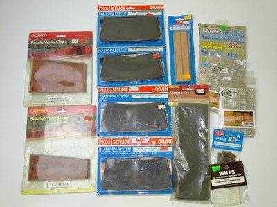 Lot 373 - OO GAUGE MODEL RAILWAYS: A quantity of...