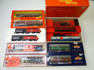 Lot 375 - OO GAUGE MODEL RAILWAYS: A mixed group of...