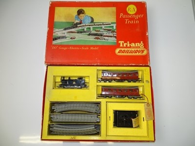 Lot 377 - OO GAUGE MODEL RAILWAYS: A TRI-ANG RAILWAYS...