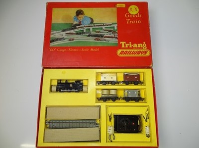 Lot 378 - OO GAUGE MODEL RAILWAYS: A TRI-ANG RAILWAYS...