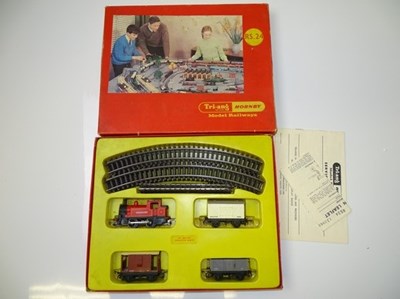 Lot 380 - OO GAUGE MODEL RAILWAYS: A TRI-ANG HORNBY RS....