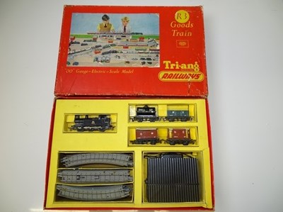 Lot 383 - OO GAUGE MODEL RAILWAYS: A TRI-ANG RAILWAYS R3...