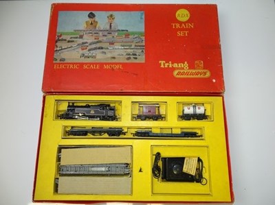 Lot 390 - OO GAUGE MODEL RAILWAYS: A TRI-ANG RAILWAYS...