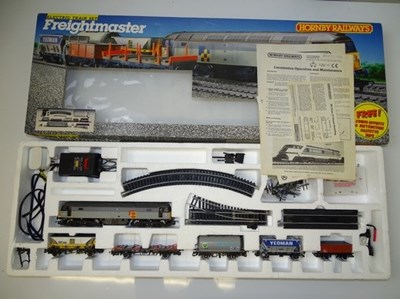 Lot 391 - OO GAUGE MODEL RAILWAYS: A HORNBY RAILWAYS...