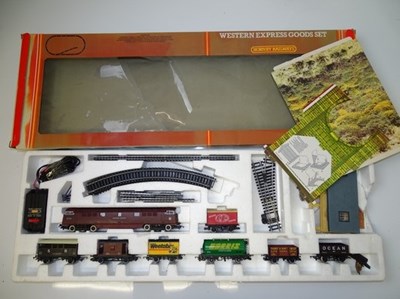 Lot 392 - OO GAUGE MODEL RAILWAYS: A HORNBY RAILWAYS...