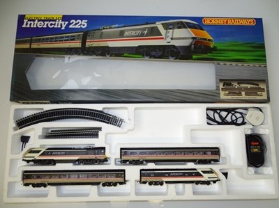 Lot 394 - OO GAUGE MODEL RAILWAYS: A HORNBY RAILWAYS...