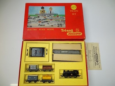 Lot 395 - OO GAUGE MODEL RAILWAYS: A TRI-ANG RAILWAYS...