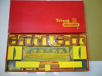 Lot 398 - OO GAUGE MODEL RAILWAYS: A TRI-ANG RAILWAYS...