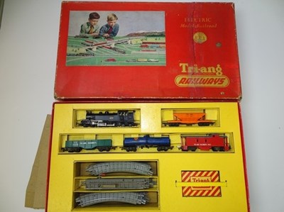 Lot 399 - OO GAUGE MODEL RAILWAYS: A TRI-ANG RAILWAYS...