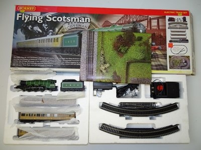 Lot 401 - OO GAUGE MODEL RAILWAYS: A HORNBY RAILWAYS...