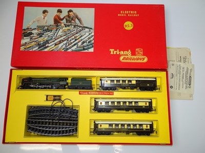 Lot 404 - OO GAUGE MODEL RAILWAYS: A TRI-ANG RAILWAYS RS....