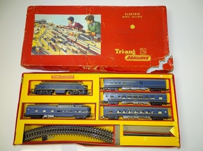 Lot 405 - OO GAUGE MODEL RAILWAYS: A TRI-ANG RAILWAYS -...