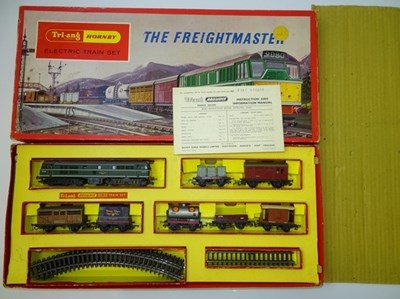 Lot 408 - OO GAUGE MODEL RAILWAYS: A TRI-ANG HORNBY...