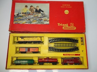 Lot 410 - OO GAUGE MODEL RAILWAYS: A TRI-ANG RAILWAYS R3....