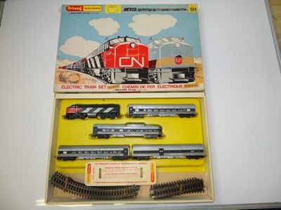 Lot 414 - HO/OO GAUGE MODEL RAILWAYS: A TRI-ANG /...