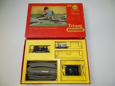 Lot 421 - OO GAUGE MODEL RAILWAYS: A TRI-ANG RAILWAYS...