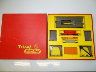 Lot 422 - OO GAUGE MODEL RAILWAYS: A TRI-ANG RAILWAYS...