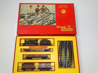 Lot 431 - OO GAUGE MODEL RAILWAYS: A TRI-ANG RAILWAYS RS....