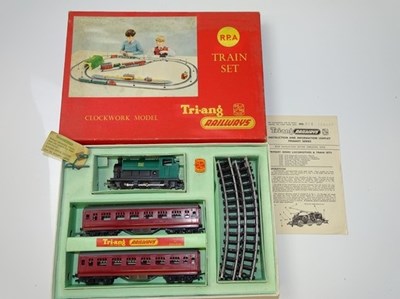 Lot 432 - OO GAUGE MODEL RAILWAYS: A TRI-ANG RAILWAYS RP....