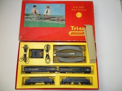 Lot 434 - OO GAUGE MODEL RAILWAYS: A TRI-ANG RAILWAYS...