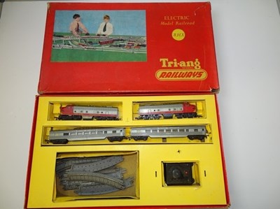 Lot 440 - OO GAUGE MODEL RAILWAYS: A TRI-ANG RAILWAYS...