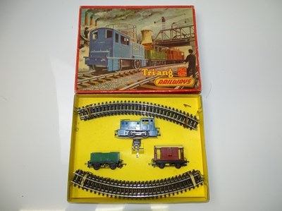 Lot 447 - OO GAUGE MODEL RAILWAYS: A TRI-ANG RAILWAYS RS....