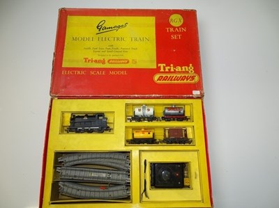 Lot 450 - OO GAUGE MODEL RAILWAYS: A TRI-ANG for GAMAGES...