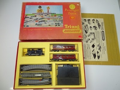 Lot 451 - OO GAUGE MODEL RAILWAYS: A TRI-ANG RAILWAYS R2...