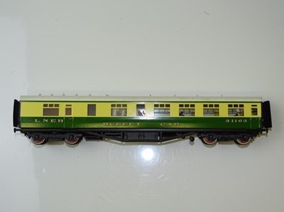 Lot 466 - OO GAUGE MODEL RAILWAYS: A LAWRENCE Scale...