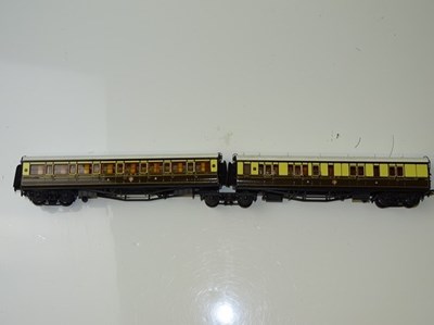 Lot 470 - OO GAUGE MODEL RAILWAYS: A LAWRENCE Scale...