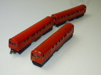 Lot 473 - OO GAUGE MODEL RAILWAYS: An EVER READY battery...