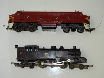 Lot 483 - OO GAUGE MODEL RAILWAYS: A pair of TRI-ANG...