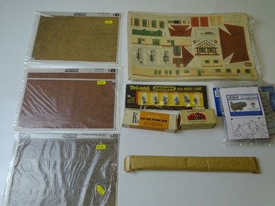 Lot 48 - OO GAUGE MODEL RAILWAYS: A small quantity of...