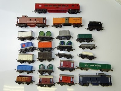 Lot 493 - OO GAUGE MODEL RAILWAYS: A large group of...