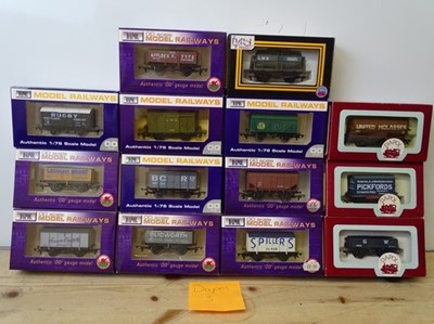 Lot 4 - OO GAUGE MODEL RAILWAYS: A group of boxed...