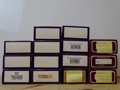 Lot 4 - OO GAUGE MODEL RAILWAYS: A group of boxed...