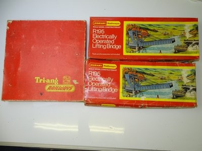 Lot 499 - OO GAUGE MODEL RAILWAYS: A TRI-ANG Operating...