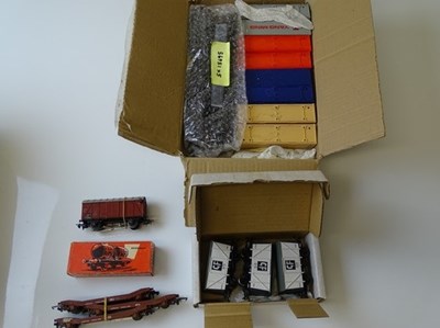 Lot 51 - OO GAUGE MODEL RAILWAYS: A mixed lot of OO/HO...