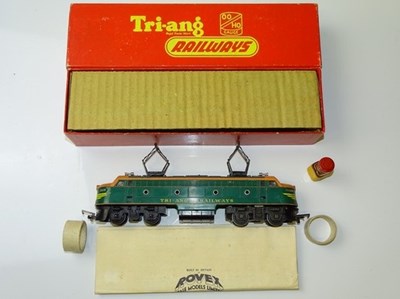 Lot 522 - OO GAUGE MODEL RAILWAYS: A TRI-ANG R257...