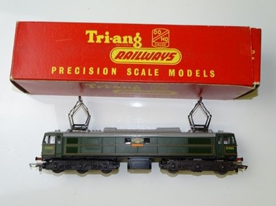 Lot 524 - OO GAUGE MODEL RAILWAYS: A TRI-ANG R351 EM2...