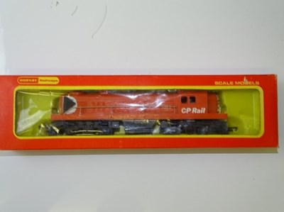 Lot 534 - OO GAUGE MODEL RAILWAYS: A HORNBY R1553 RS2...