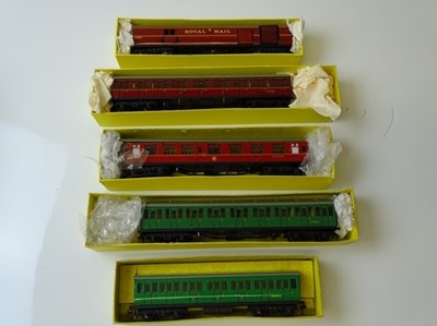 Lot 53 - OO GAUGE MODEL RAILWAYS: A group of HORNBY...