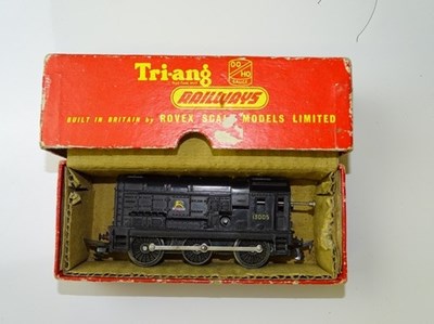 Lot 553 - OO GAUGE MODEL RAILWAYS: A TRI-ANG R154...