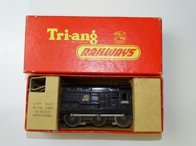 Lot 554 - OO GAUGE MODEL RAILWAYS: A TRI-ANG R152...