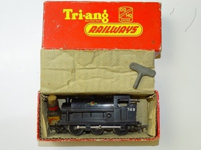 Lot 555 - OO GAUGE MODEL RAILWAYS: A TRI-ANG R151...