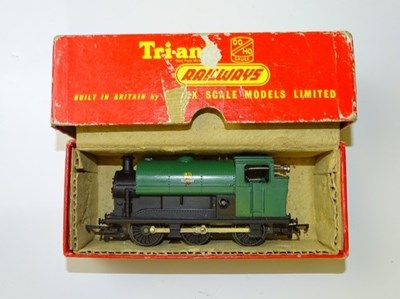 Lot 556 - OO GAUGE MODEL RAILWAYS: A TRI-ANG R255...