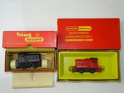 Lot 562 - OO GAUGE MODEL RAILWAYS: A pair of TRI-ANG...